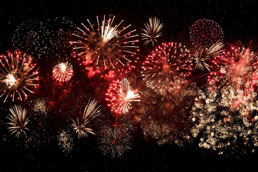 découvrez le spectacle éblouissant des feux d'artifice, une explosion de couleurs et de lumière qui illumine le ciel pour vos célébrations et événements spéciaux.
