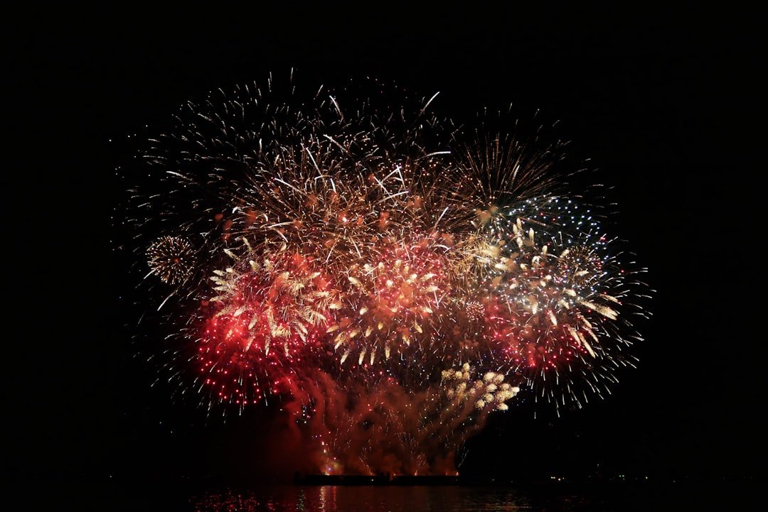 découvrez la magie des feux d'artifice, un spectacle lumineux et coloré qui émerveille petits et grands lors des célébrations.