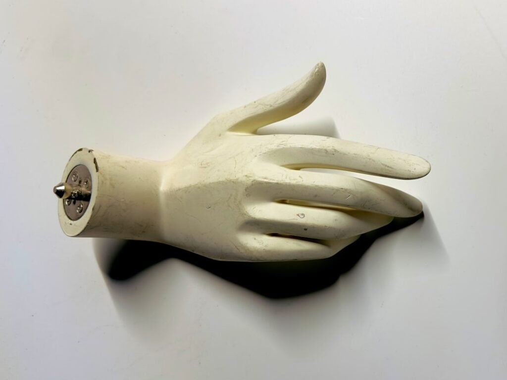 découvrez tout sur la transplantation de main, une intervention chirurgicale complexe visant à restaurer la fonction et l'apparence après une perte de membre.