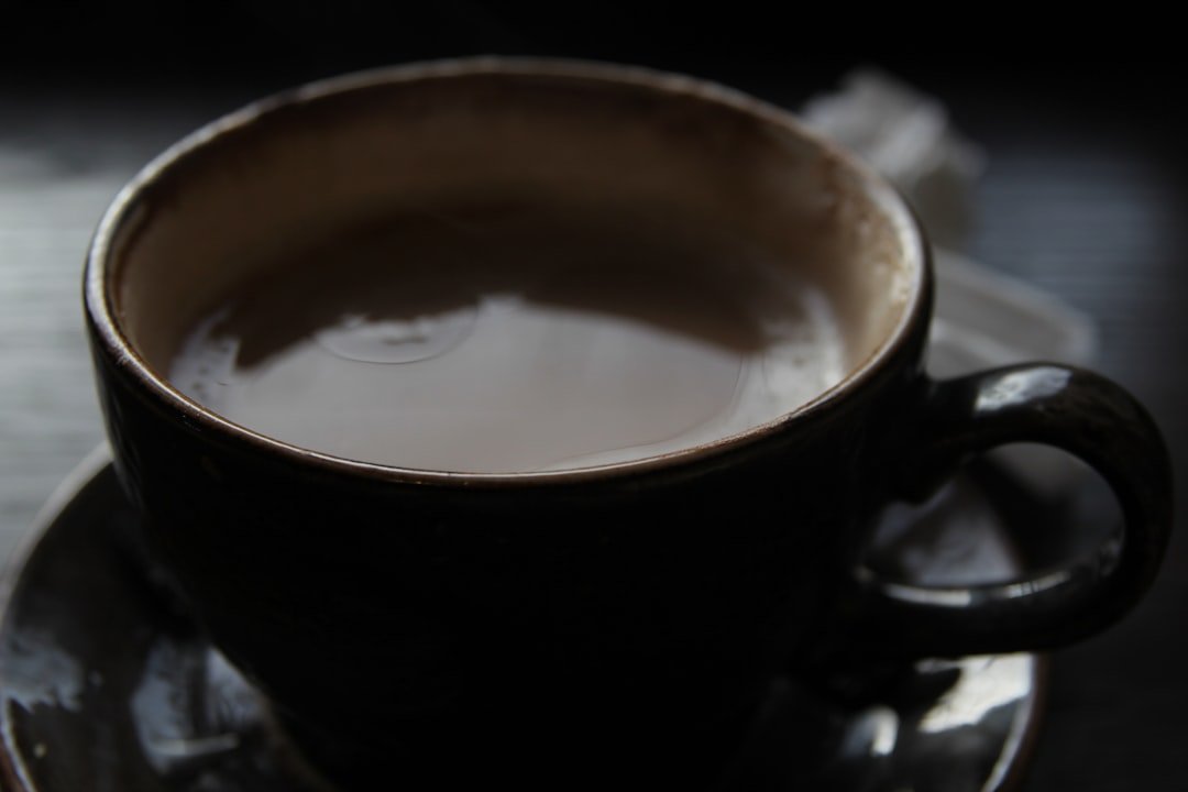 découvrez notre recette gourmande de chocolat chaud à la menthe poivrée, parfaite pour réchauffer vos soirées d'hiver avec une touche de fraîcheur et de douceur.