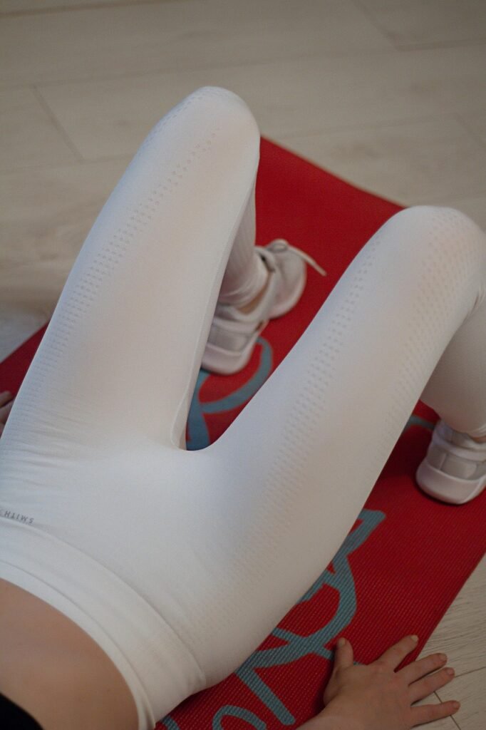 découvrez des étirements efficaces à faire à la maison pour améliorer votre souplesse, réduire les tensions musculaires et optimiser vos séances d'entraînement à domicile.