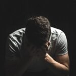 découvrez les effets et les conséquences de l'isolement prolongé sur la santé mentale et physique.