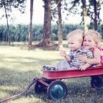 découvrez des conseils et stratégies pour faciliter l'ajustement entre frères et sœurs et favoriser des relations harmonieuses au sein de la famille.